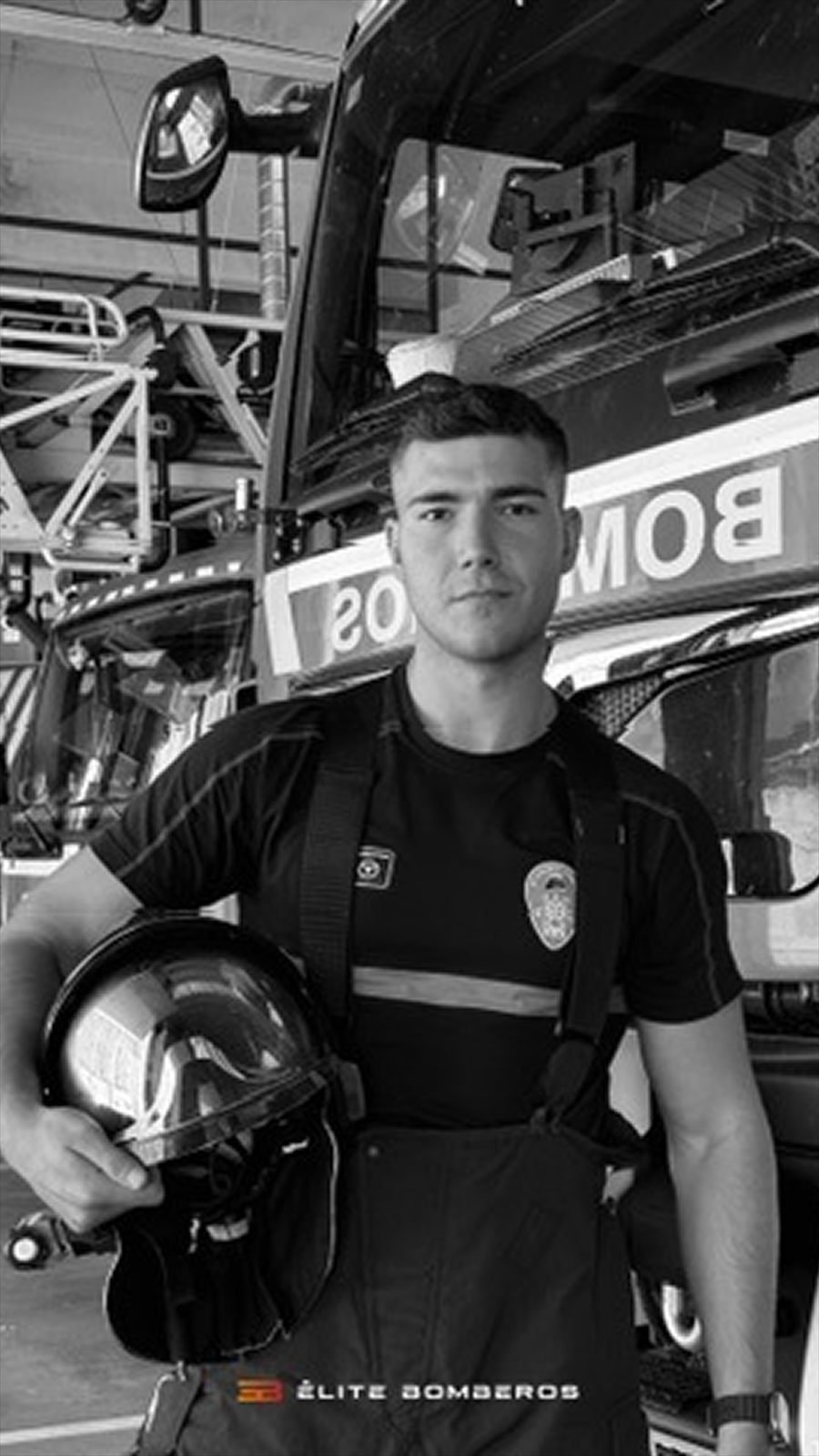 Élite Bomberos: bombero con el casco bajo el brazo delante de un camión